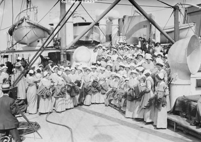 على الصليب الأحمر ، 1914 بواسطة مصور أمريكي