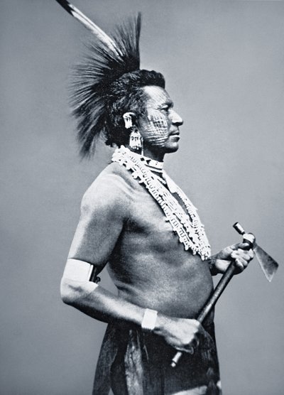 أوساج قبيلة المحارب مع أنبوب توماهوك ، حوالي 1875 (صورة بالأبيض والأسود) بواسطة مصور أمريكي