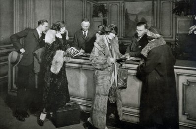Passengers purchasing tickets at the ticket office of the Great Northern Railway, Chicago بواسطة مصور أمريكي