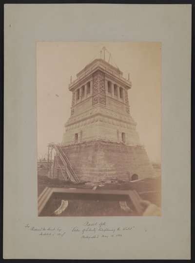قاعدة "تمثال الحرية المنير للعالم" ، من تصميم ريتشارد موريس هانت ، أثناء البناء ، 16 مايو 1886 بواسطة مصور أمريكي