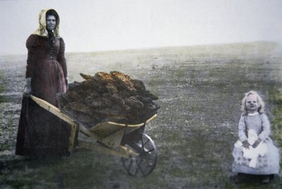 Pioneer woman collecting cattle dung, Kansas, c.1880 (coloured photo) بواسطة مصور أمريكي