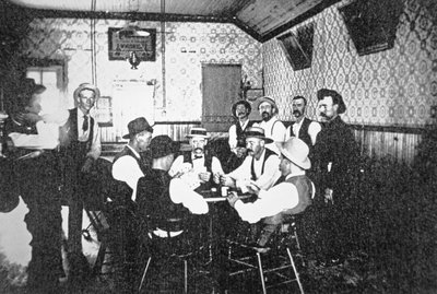 أوراق اللعب في الصالون الغربي حوالي 1900 (صورة بالأبيض والأسود). بواسطة مصور أمريكي