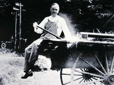 الرئيس كالفن كوليدج (1873-1933) يتظاهر بأنه مزارع خلال عطلة في فيرمونت (صورة بالأبيض والأسود) بواسطة مصور أمريكي