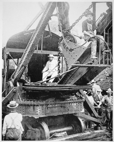 الرئيس ثيودور روزفلت في مجرفة بخار عملاقة في Culebra Cut أثناء حفر قناة بنما ، نوفمبر 1906 (صورة بالأبيض والأسود) بواسطة مصور أمريكي