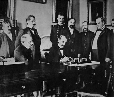 President William Mckinley (1843-1901) witnesses the signing of the the Peace protocol that ended the war with Spain بواسطة مصور أمريكي