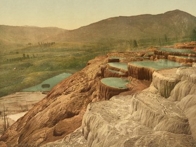 منبر المدرجات من أعلى ، منتزه يلوستون الوطني ، حوالي 1898 (فوتشروم) بواسطة مصور أمريكي