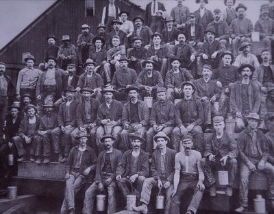 Sawmill workers بواسطة مصور أمريكي