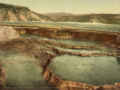 حوض القمة ، ينبوع الماموث الحار ، منتزه يلوستون الوطني ، حوالي عام 1898 (فوتشروم) بواسطة مصور أمريكي