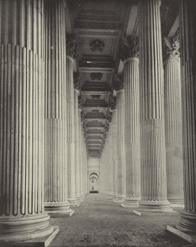 أعمدة Peristyle بواسطة مصور أمريكي