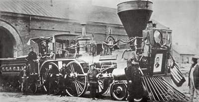 القاطرة التي سحبت قطار جنازة أبراهام لنكولن (1809-1865) في عام 1865 (صورة بالأبيض والأسود) بواسطة مصور أمريكي