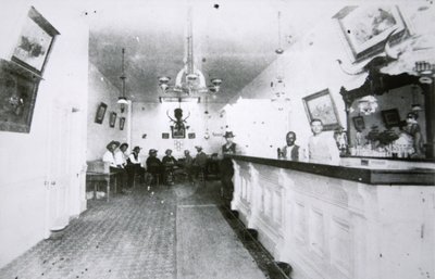 The Long Branch Saloon, Dodge City, Kansas, c.1880 (b/w photo) بواسطة مصور أمريكي