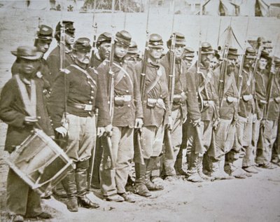 The Sixth Maine Infantry Regt. Union Army, on parade after the Battle of Fredericksburg بواسطة مصور أمريكي