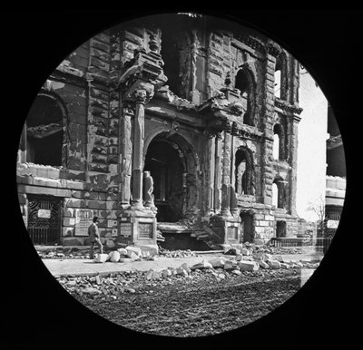 المدخل الغربي إلى المحكمة بعد حريق شيكاغو العظيم ، 1871 (شريحة الفانوس الزجاجي) بواسطة مصور أمريكي