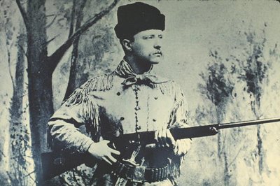 ثيودور روزفلت في ثوب الصيد ، حوالي عام 1885 (صورة بالأبيض والأسود) بواسطة مصور أمريكي