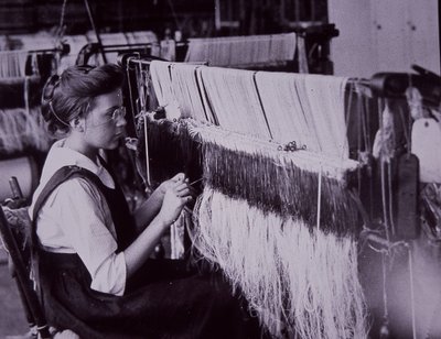 US textile industry, textile operator in Massachusetts cotton mill, c.1900 (b/w photo) بواسطة مصور أمريكي