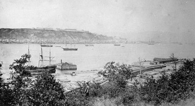 منظر لمدينة كيبيك عبر الميناء ، 1880-95 بواسطة مصور أمريكي