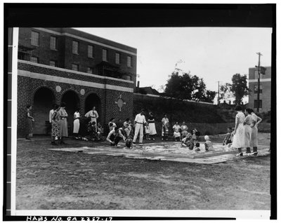 بركة الخوض ، Techwood Homes (Public Housing) ، يحدها North Avenue ، Parker Street ، William Street & Lovejoy Street ، Atlanta ، Fulton County ، GA ، c1940 (b / w photo) بواسطة مصور أمريكي