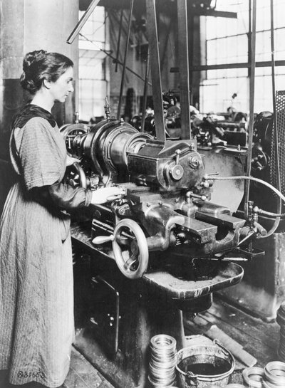 امرأة تعمل في آلة طحن الخيط الداخلية ، Norton Grinding Co. ، Worcester ، Ma. ، خلال الحرب العالمية الأولى ، 1914-1918 بواسطة مصور أمريكي