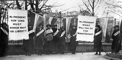 النساء اللواتي يمتلكن حقوق الاقتراع اعتصام أمام البيت الأبيض ، واشنطن العاصمة ، حانة. 1917 بواسطة مصور أمريكي