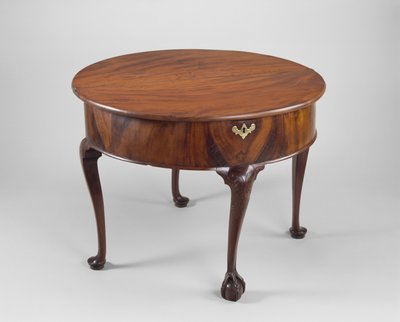 طاولة بطاقات ، ج. 1760-1780 (الماهوجني ؛ الصنوبر والبلوط الأبيض والقيقب) بواسطة المدرسة الأمريكية