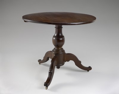 طاولة المركز ، ج. 1850-1870 (الجوز الأسود) بواسطة المدرسة الأمريكية