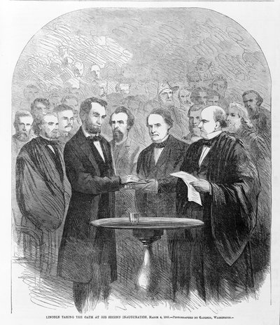 أدى لينكولن اليمين في حفل تنصيبه الثاني ، 4 مارس 1865 ، تم نشره عام 1865 بواسطة المدرسة الأمريكية