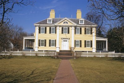 موقع Longfellow الوطني التاريخي ، تم بناؤه 1759 بواسطة المدرسة الأمريكية