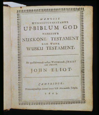 Mamusse Wunneetupanatamwe up-Biblum God (الجامع إله الكتاب المقدس) ، صفحة عنوان من الكتاب المقدس ، والمعروف أيضًا باسم الكتاب المقدس إليوت الهندي ، مترجمة إلى لغة ماساتشوست من قبل القس جون إي بواسطة المدرسة الأمريكية