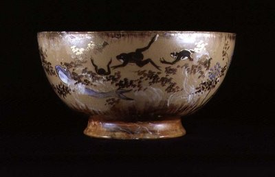 Punch Bowl مصنوع بطريقة "لصق على عجينة" ، من مصنع Rookwood في سينسيناتي ، أوهايو بواسطة المدرسة الأمريكية