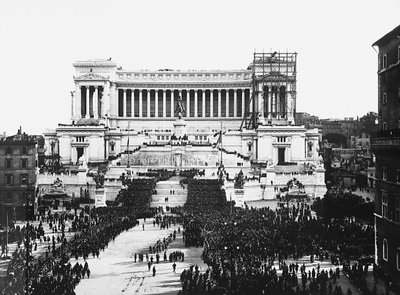 الاحتفال الفاشي بإحياء ذكرى الجندي المجهول في Altare della Patria (مذبح الوطن) في روما ، 04/11/1922 (b / w photo) بواسطة أندرسون أندرسون