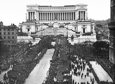 الاحتفال الفاشي بإحياء ذكرى الجندي المجهول في Altare della Patria (مذبح الوطن) في روما ، 04/11/1922 (b / w photo) بواسطة أندرسون أندرسون