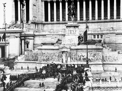 الاحتفال الفاشي بإحياء ذكرى الجندي المجهول في Altare della Patria (مذبح الوطن) في روما ، 04/11/1922 (b / w photo) بواسطة أندرسون أندرسون