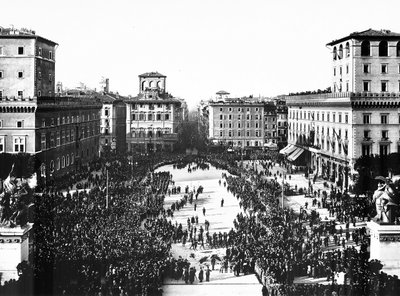 ساحة فينيسيا في روما خلال الاحتفال الفاشي لإحياء ذكرى الجندي المجهول في Altare della Patria (مذبح الوطن) ، 04/11/1922 (b / w photo) بواسطة أندرسون أندرسون