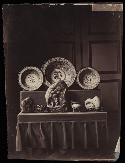 عرض في متحف الإمبراطورة أوجيني Chinois في Fontainebleau ، حوالي 1861 (طباعة زلالية) بواسطة أندريه أدولف يوجين ديسديري