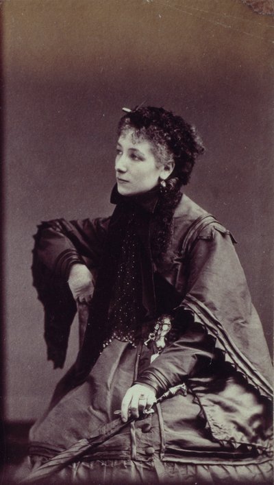 صورة لسارة برنهارد (1844-1923) في زي المدينة بواسطة أندريه أدولف يوجين ديسديري