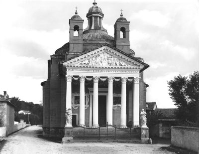 واجهة Tempietto لفيلا باربارو ، بنيت 1580-84 بواسطة أندريا بالاديو