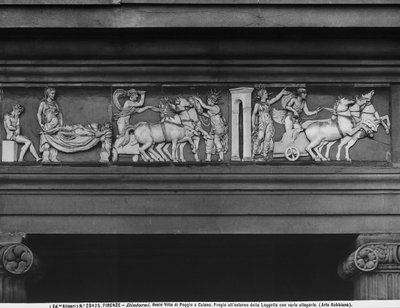 Death and the Chariot of the Sun ، تفاصيل الإفريز المصقول من الطين المصقول على pronaos of the Villa di Poggio a Caiano ، براتو بواسطة أندريا وبيرتولدو دي جيوفاني (حوالي 1420 91) سانسوفينو