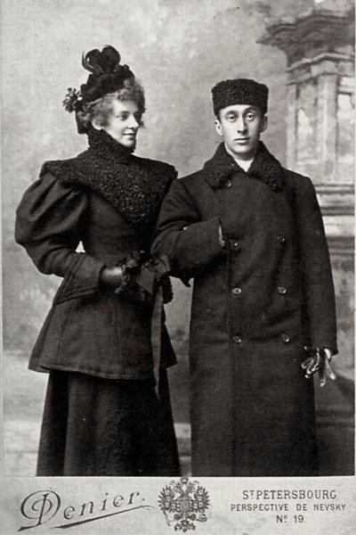زينيدا جيبيوس ، الشاعر الروسي ، مع مؤرخ الفن أكيم فولينسكي ، c1890-c1894. بواسطة أندريه دينيير