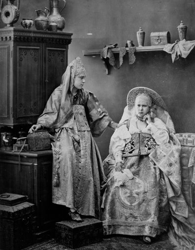 الفتيات في الزي الروسي ، c1870s-c1880s. بواسطة أندريه أوسيبوفيتش كاريلين