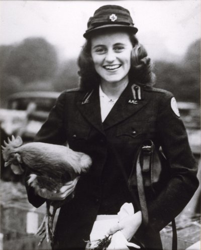 كيك كينيدي يرتدي زي الصليب الأحمر الأمريكي في لندن ، حوالي عام 1943 (صورة بالأبيض والأسود) بواسطة حشيشة الملاك (Attr. To) Kauffmann