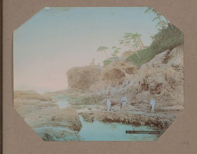 رجال ونساء على الساحل في Chigogafuchi في Enoshima ، اليابان بواسطة مجهول