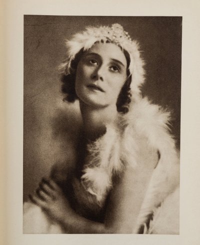 آنا بافلوفا (بافلوفنا) (1881-1931) في باليه البجعة المحتضرة لكاميل سانت ساينز ، مجهول. الطباعة الحجرية الملونة ، مجموعة خاصة بواسطة مجهول مجهول