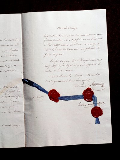 المادة 12 من معاهدة 1815 بين فرنسا والتحالف. توقيع معاهدة باريس الثانية من قبل أرماند إيمانويل دي فينيرو دو بليسيس ، دوق ريشيليو (1766-1822): المعاهدة تتوقع التعاون بين النمسا والمملكة المتحدة وبروسيا وروسيا. بواسطة مجهول مجهول
