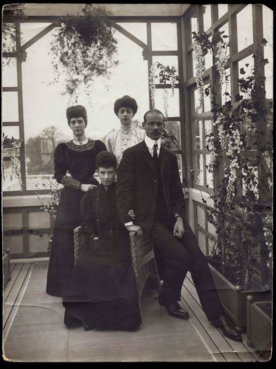 داغمار من الدنمارك (1847-1928) - ميشيل ألكساندروفيتش من روسيا (1878-1918) - ألكسندرا من الدنمارك (1844-1925) والأميرة فيكتوريا - الأرملة الإمبراطورة ماريا فيودوروفنا (فيودوروفنا) ، والدوق الأكبر مايكل ألكساندروفيتش ، والملكة ألكسندرا ملكة بريطانيا العظمى.  بواسطة مجهول مجهول