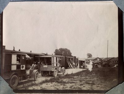 الحرب العالمية الأولى 1914-1918: تلقيح الجنود من قبل ممرضات الصليب الأحمر الفرنسي في محطة سانت جيل (سان جيل) في القناة الإنجليزية ، نورماندي السفلى (نورماندي السفلى) ، فرنسا. تصوير مجهول يونيو 1917. مجموعة خاصة ، ستيلا. بواسطة مجهول مجهول