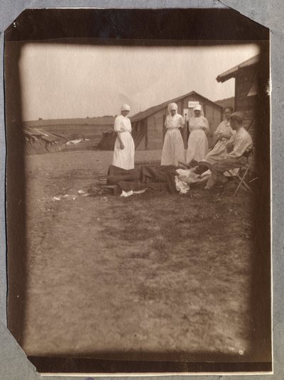 الحرب العالمية الأولى 1914-1918: العلاج باستخدام طائرات الهليكوبتر. الجنود والممرضات الجرحى من الصليب الأحمر الفرنسي (الصليب الأحمر) ، معسكر كوفيل في مانشي ، نورماندي السفلى (نورماندي السفلى) ، فرنسا. صورة مجهولة ، يوليو 1917. مجموعة خاصة ، ستيلا. بواسطة مجهول مجهول