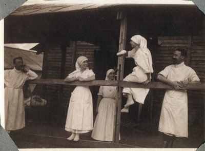الحرب العالمية الأولى 1914-1918: ممرضات وأطباء يرتدون بلوزة يتحدثون في كوفيل ، مانش ، نورماندي السفلى (باس نورماندي) ، فرنسا. صورة مجهولة ، يوليو 1917. مجموعة خاصة ، ستيلا. بواسطة مجهول مجهول