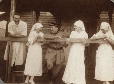 الحرب العالمية الأولى 1914-1918: ممرضات وأطباء يرتدون قميصًا يتحدثون مع جندي فرنسي في كوفيل ، مانش ، نورماندي السفلى (نورماندي السفلى) ، فرنسا. صورة مجهولة ، يوليو 1917. مجموعة خاصة ، ستيلا. بواسطة مجهول مجهول