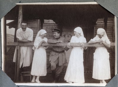 الحرب العالمية الأولى 1914-1918: ممرضات في بلوزة مضحكة مع جنود وطبيب في كوفيل ، مانش ، نورماندي السفلى (نورماندي السفلى) ، فرنسا. صورة مجهولة ، يوليو 1917. مجموعة خاصة ، ستيلا. بواسطة مجهول مجهول