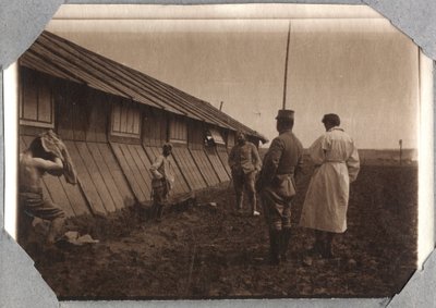 الحرب العالمية الأولى 1914-1918: البحث عن الرؤوس عند الأطراف ، معسكر كوفيل في القناة الإنجليزية ، نورماندي السفلى (نورماندي السفلى) ، فرنسا. تصوير مجهول مايو 1917. مجموعة خاصة ، ستيلا. بواسطة مجهول مجهول
